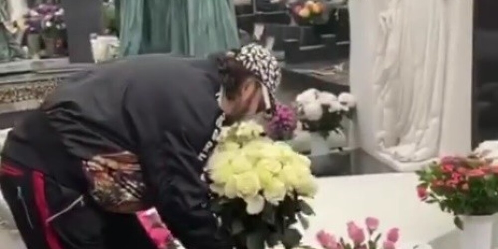 Ей исполнилось бы 84: Филипп Киркоров возложил цветы на могилу Людмилы Гурченко