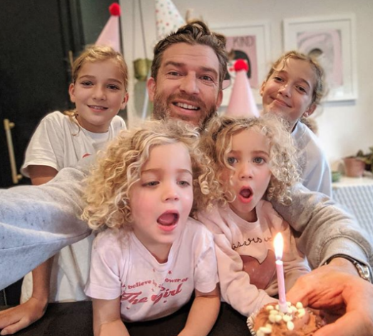 Par "stulbeni" nosauktajam vīram instagramā ir 1 miljons sekotāju - vairāk nekā viņa sievai.