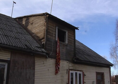 "Схватили детей и начали кричать соседям": пожар в Елгаве оставил без жилья три семьи с малышами