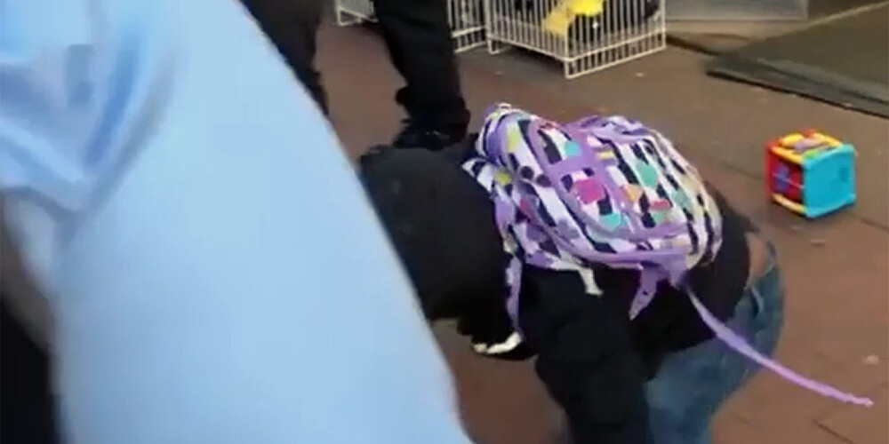 VIDEO: cilvēkus šokē šoferis, kurš no skolēnu autobusa izmet mazu zēnu