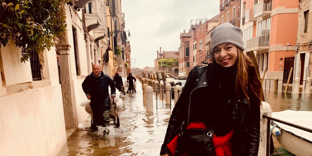 Gundega Skudriņa plūdu pārņemtajā Venēcijā pārvietojas ar miskastes maisiņiem kājās