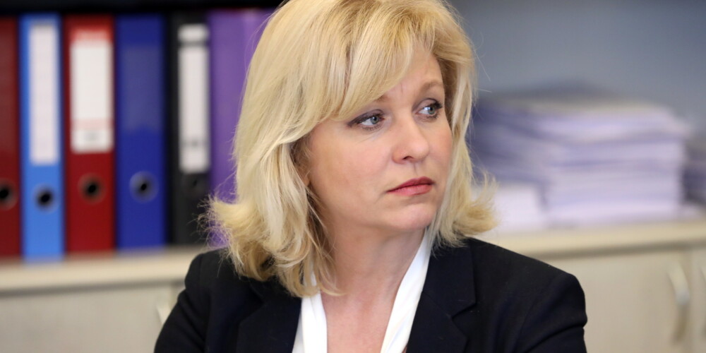 Deputāte Luņova rosina no no vidējās algas apmēra atsaistīt arī tautas kalpu algas