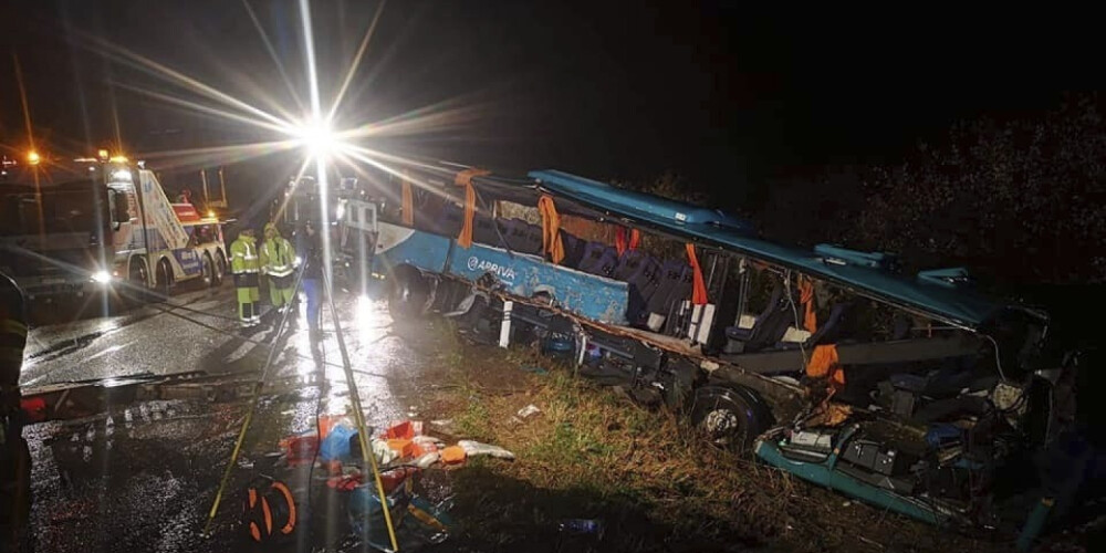Traģēdija Slovākijā: autobusa un kravas auto sadursmē daudz mirušo, arī bērni