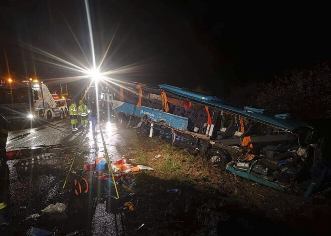 Traģēdija Slovākijā: autobusa un kravas auto sadursmē daudz mirušo, arī bērni