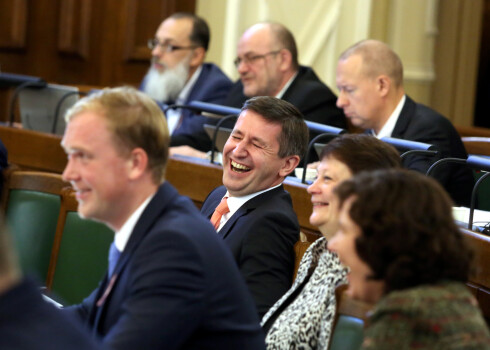 Budžeta debatēs deputāti sastrīdas - strādāt visu nakti vai atgriezties atkal rīt