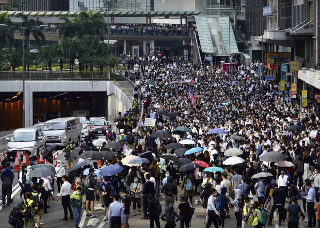 Honkongā protestētāji bloķē ceļus un skolas