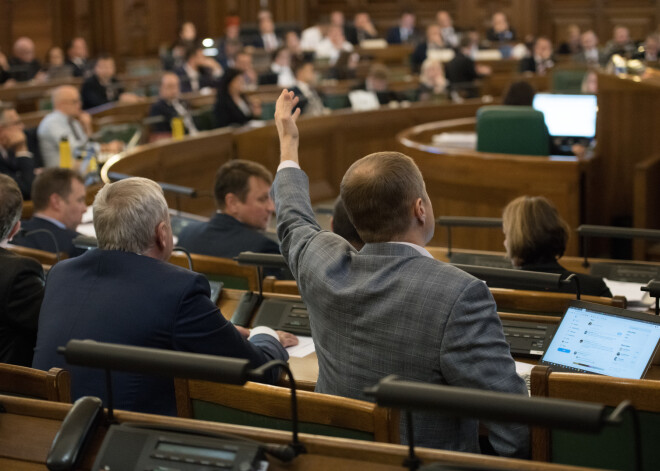 Saeima valsts izmaksāto uzturlīdzekļu apmēru atsaista no minimālās algas