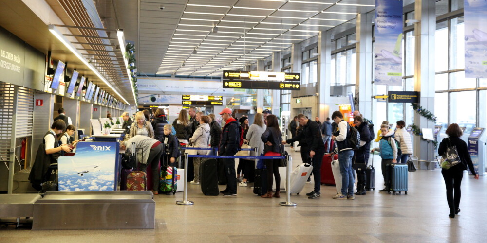 Neēduši, pārguruši, ģimeni neredz: īstais iemesls rindām Rīgas lidostā - slēpts darbinieku streiks