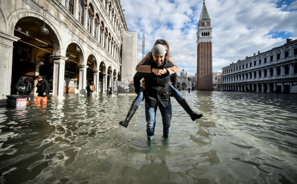 Plūdos cietušajā Venēcijā izsludina ārkārtas stāvokli