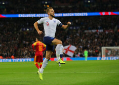 Anglijas futbolisti vēsturiskā spēlē sagrauj Melnkalni; Ronaldu un Portugāle sakauj Lietuvu