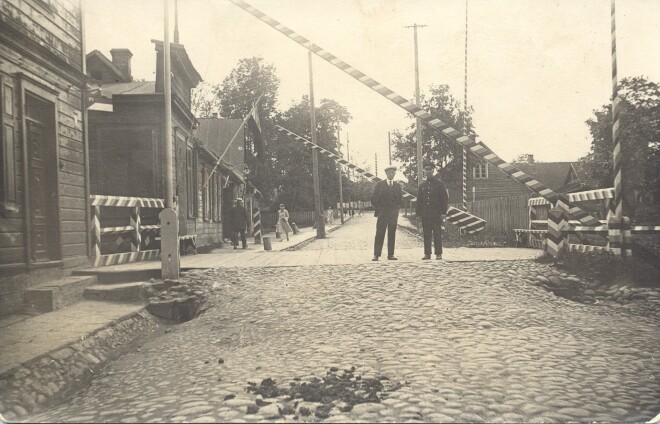 Latvijas un Igaunijas robežpunkts Valkā divdesmitajos gados. 