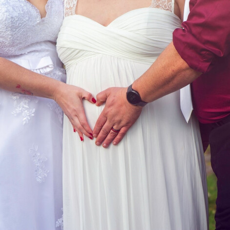 Elizabete, kas ir Brendona pirmā un likumīgā sieva, decembrī kļūs par māti. Šim mazulim būs trīs vecāki...