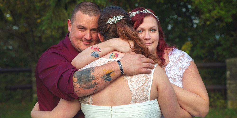 Divas sievas un vīrs - precēta trijotne no ASV gaida ģimenes pieaugumu