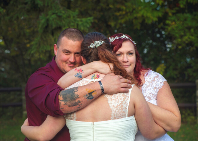 Divas sievas un vīrs - precēta trijotne no ASV gaida ģimenes pieaugumu