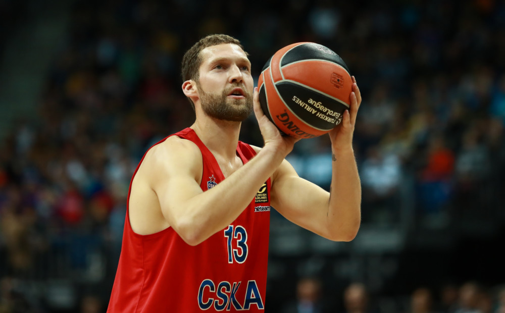 Tikko par Latvijas gada basketbolistu kļuvušais Strēlnieks aizvada fantastisku ceturtdaļu CSKA rindās