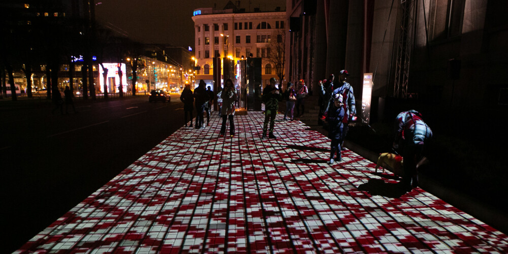 Izgaismojas ne tikai ēkas, bet arī ikdienas rīdzinieku ceļi.