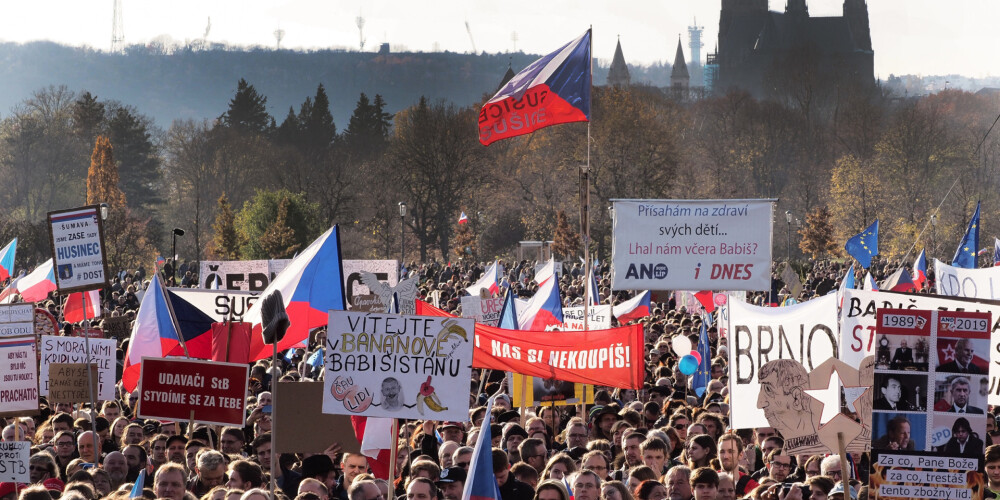 Prāgas ielās iziet 200 000 cilvēku, lai pieprasītu premjerministra atkāpšanos