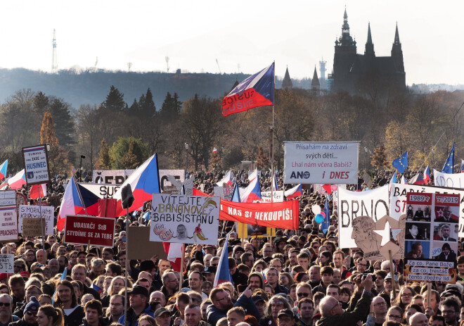 Demonstranti skandē: "Kauns!" un "Atkāpies!".