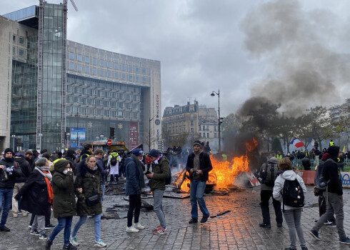 Svinot "dzelteno vestu" kustības jubileju, Parīzē aizturēti vairāk nekā 20 cilvēki