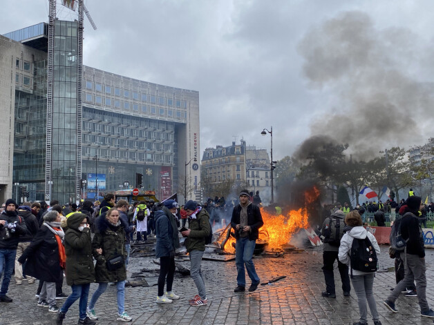 Protestētāji pie "Place d'Italie" Parīzē 2019. gada 16. novembrī.