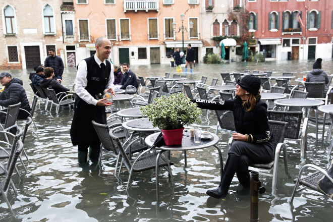 Strauji kāpis ūdens līmenis Arno upē, radot bažas, ka varētu sākties plūdi arī Florencē un Pizā.