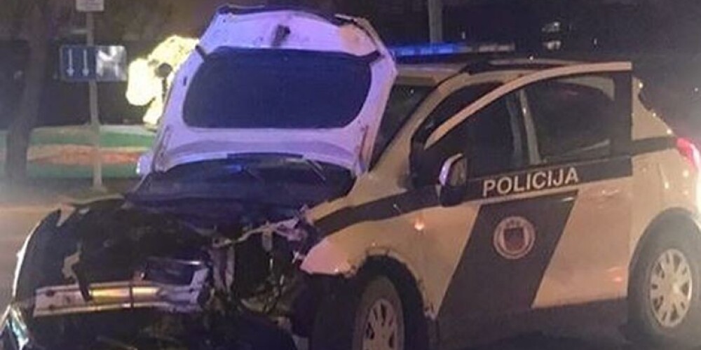 Smaga autoavārija Ventspilī: cietuši divi policisti un divi bērni