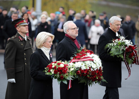 Saeimas priekšsēdētāja Ināra Mūrniece, Valsts prezidents Egils Levits un Ministru prezidents Krišjānis Kariņš dodas nolikt ziedus pie Brīvības pieminekļa Latvijas proklamēšanas 101.gadadienā.