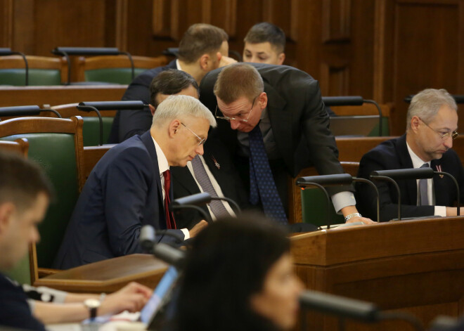 Проверка знаний о госбюджете "слуг народа": одни убежали, другие читали по шпаргалке