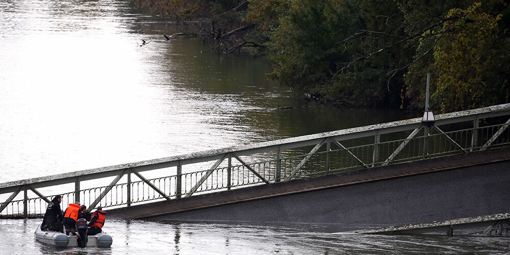 Francijā sabrucis 155 metrus garš trošu tilts; dzīvību zaudējis vismaz viens cilvēks