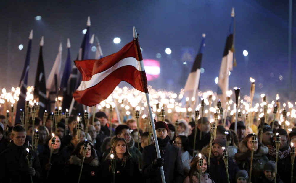 Tūkstošiem cilvēku piedalās Latvijas neatkarības dienas lāpu gājienā