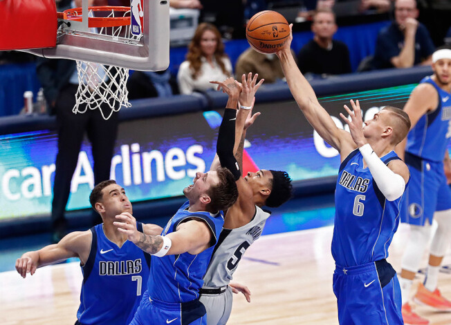 Kristaps Porziņģis guva 18 punktus un izcīnīja desmit atlēkušās bumbas, turpinot savu "double double" sēriju.