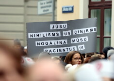 Pie Saeimas nama notiek mediķu protesta akcija "Viena diena bez medicīnas personāla", kurā pauž neapmierinātību par trūkstošo finansējumu mediķu atalgojumam.