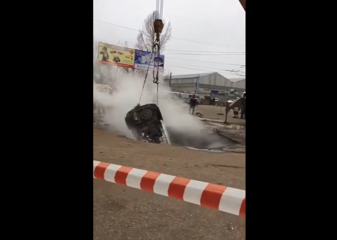 VIDEO: Krievijā bedrē ar verdošu ūdeni iekrīt un dzīvi izvārās divi cilvēki