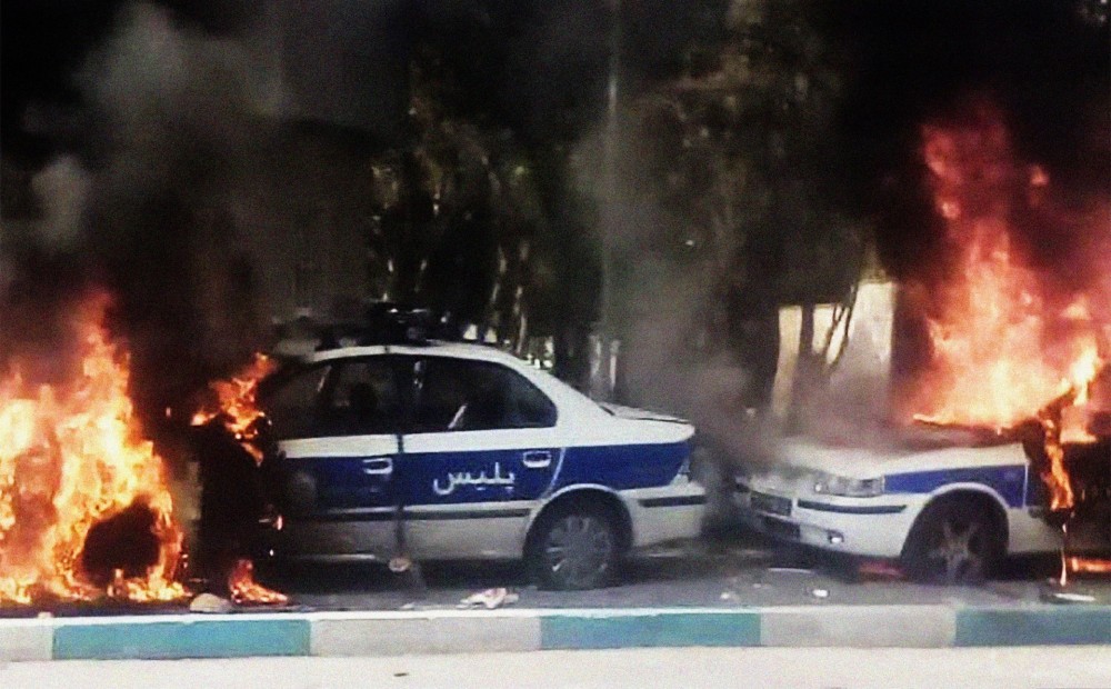 VIDEO: Irānā protestos pret benzīna cenu paaugstināšanu gājuši bojā vairāk nekā 100 cilvēki