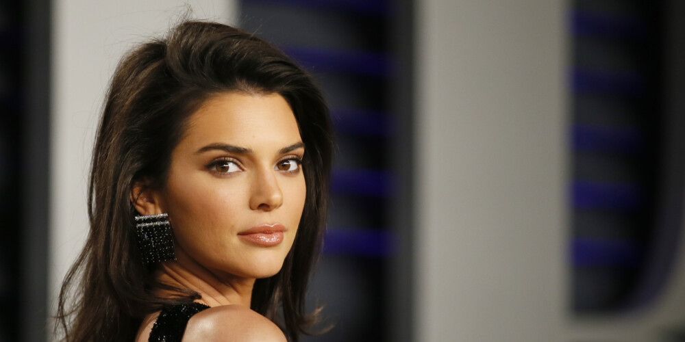 Pasaulē atzītā supermodele neatsakās no ekstravagantiem tērpiem.