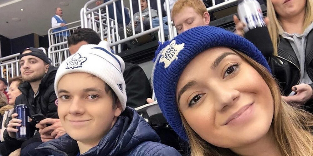 Puisis, kuru hokeja mača laikā nejauši nofilmēja, pēc "laimīga" selfija kļuvis par memi