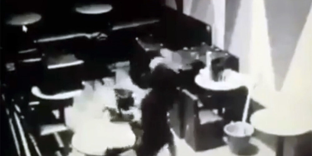 VIDEO: paranormāls spēks parauj oficianti aiz matiem