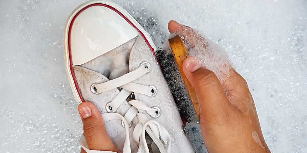Kā iztīrīt šobrīd tik populāros apavus - baltas audekla botiņas