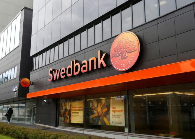 Igaunijas "Swedbank" varētu būt pārkāpusi sankcijas pret "Kalašņikov"