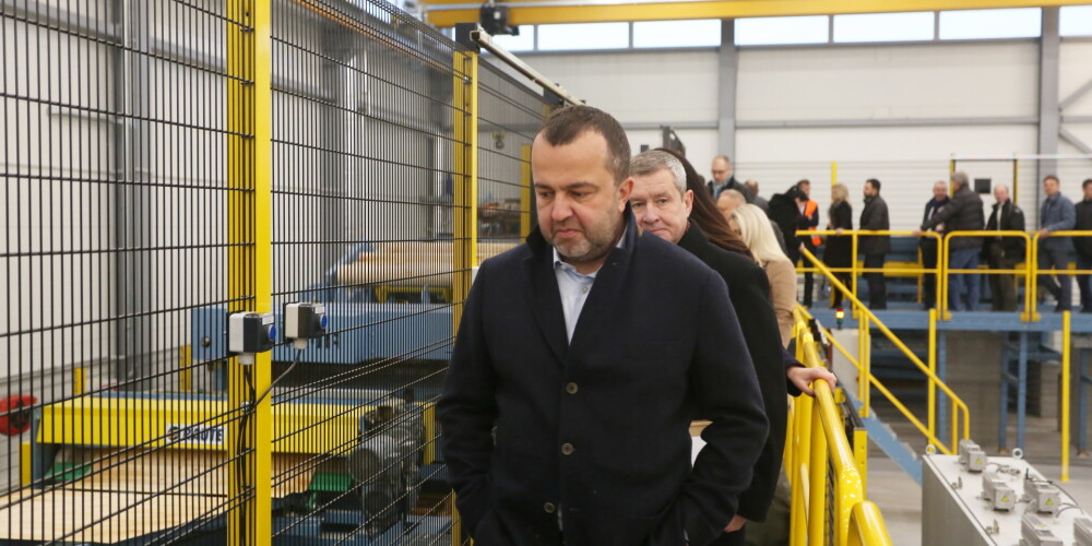 FOTO: investējot 10 miljonus eiro, Ernests Bernis atklāj mūsdienīgu finiera ražotni Krustpils novadā
