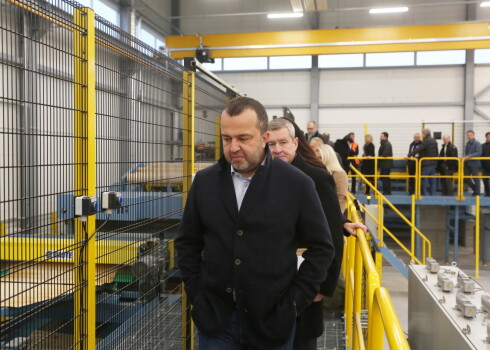 FOTO: investējot 10 miljonus eiro, Ernests Bernis atklāj mūsdienīgu finiera ražotni Krustpils novadā