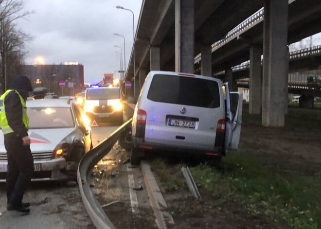 FOTO: traģiska autoavārija Slāvu aplī