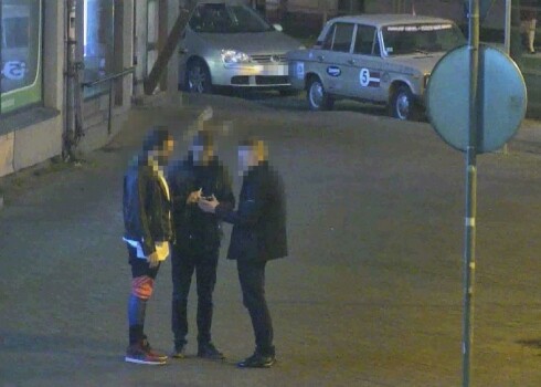 Видео ограбления в Агенскалнсе: парень "одолжил" телефон у прохожего