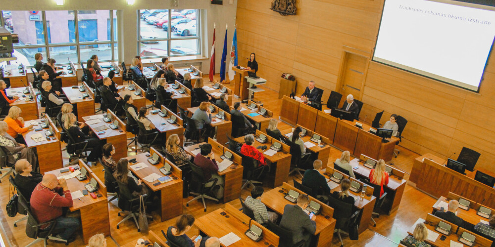 Rīgas pašvaldības darbinieki iepazinās ar Trauksmes celšanas likuma praktisko piemērošanu