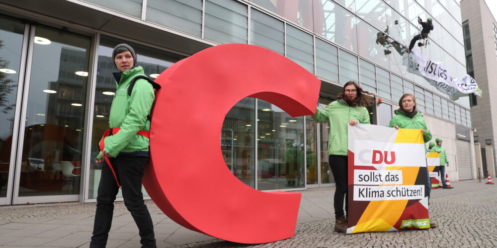 "Greenpeace" aktīvisti nozog "C" burtu no Vācijas kristīgo demokrātu logo