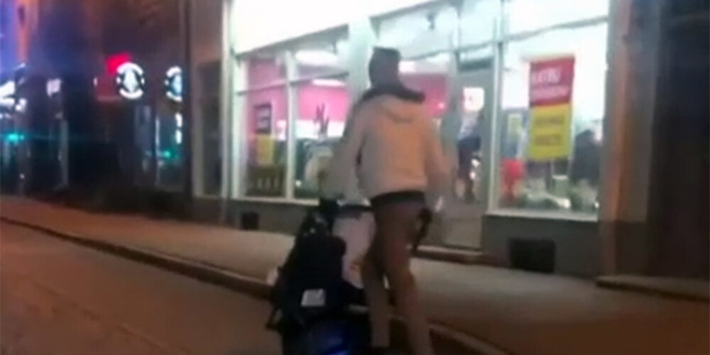 Отец-не молодец? Рижская полиция ищет мужчину, прокатившего детей в коляске с ветерком