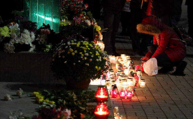 Traģēdijas piemiņas vietā gulst ziedi un deg svecītes.