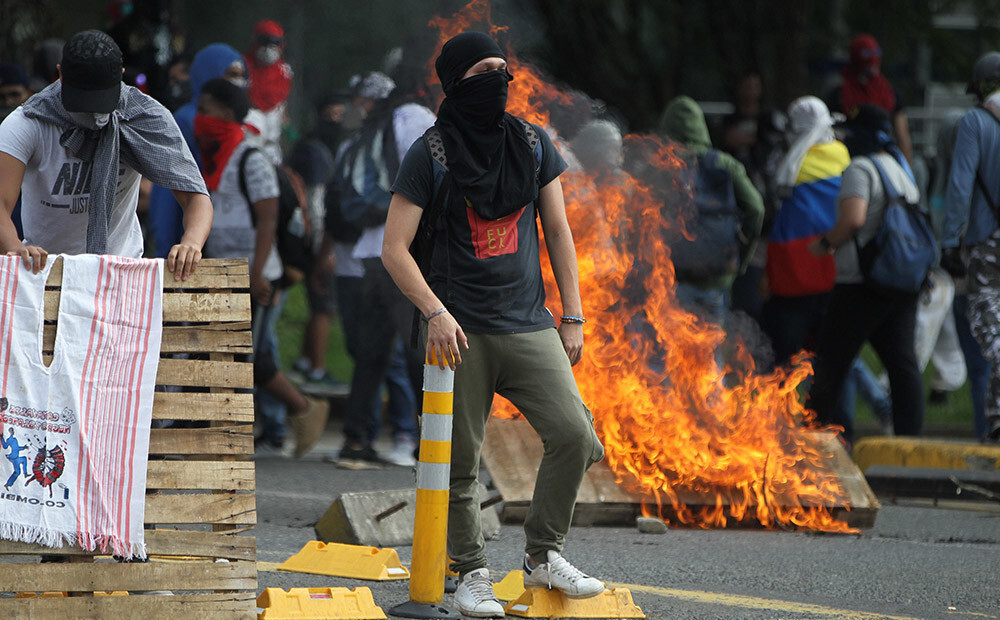 Tūkstošiem cilvēku Kolumbijā protestē pret valdības ekonomikas politiku