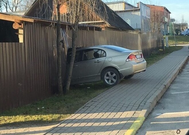 Фото: водитель в Бауске перепутал педали, и вот результат