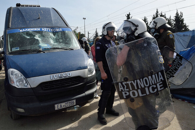 Grieķu policijas cietušais mikroautobuss, ko bēgļi apmētājuši ar akmeņiem.